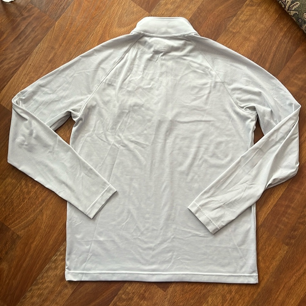 BNWOT Under Armor light gray striped loose heat gear 1/4 zip top - Picture 10 of 13